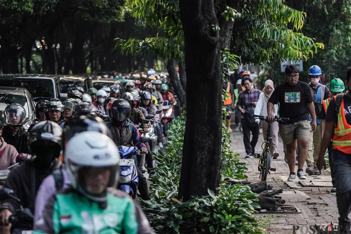 Sejumlah Kendaraan yang terjebak macet di Jalan RA Kartini dan Jalan TB Simatupang, Jakarta, Selasa, 26 Agustus 2025. (Sumber: Poskota/Bilal Nugraha Ginanjar)