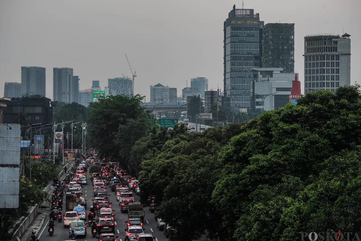 Sejumlah Kendaraan yang terjebak macet di Jalan RA Kartini dan Jalan TB Simatupang, Jakarta, Selasa, 26 Agustus 2025. (Sumber: Poskota/Bilal Nugraha Ginanjar)