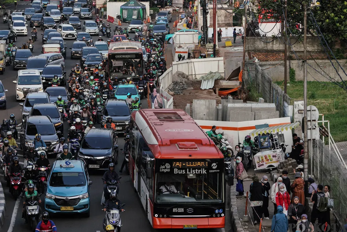 Sejumlah Kendaraan yang terjebak macet di Jalan RA Kartini dan Jalan TB Simatupang, Jakarta, Selasa, 26 Agustus 2025. (Sumber: Poskota/Bilal Nugraha Ginanjar)