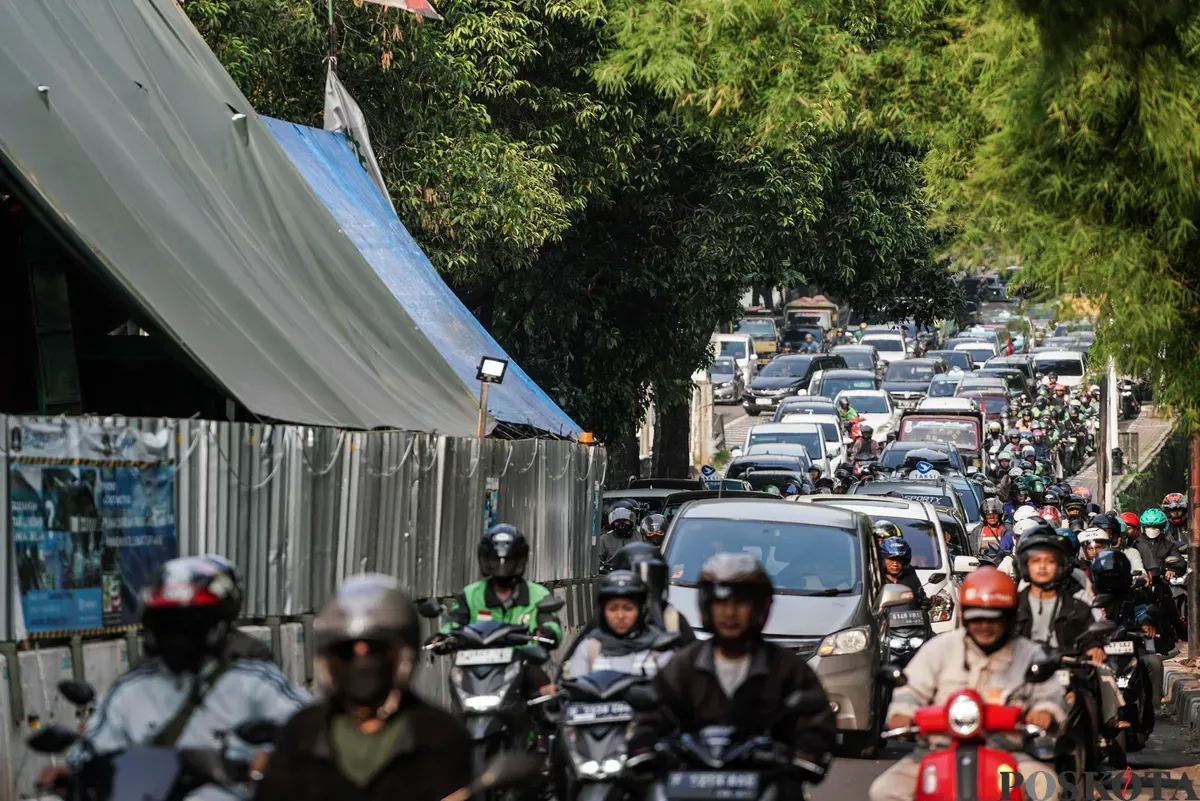 Sejumlah Kendaraan yang terjebak macet di Jalan RA Kartini dan Jalan TB Simatupang, Jakarta, Selasa, 26 Agustus 2025. (Sumber: Poskota/Bilal Nugraha Ginanjar)