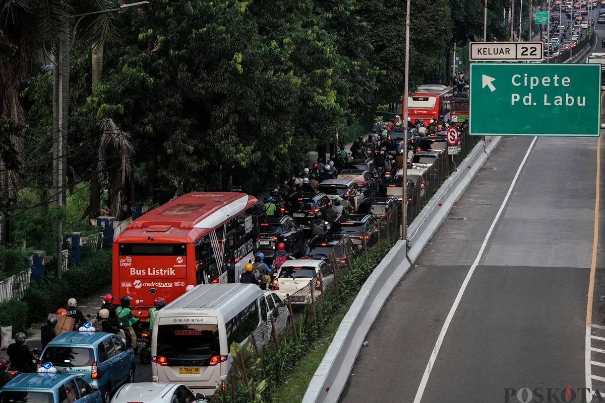 Sejumlah Kendaraan yang terjebak macet di Jalan RA Kartini dan Jalan TB Simatupang, Jakarta, Selasa, 26 Agustus 2025. (Sumber: Poskota/Bilal Nugraha Ginanjar)