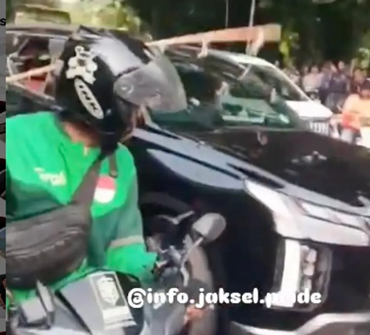 Satu unit mobil mewah hancur dirusak massa saat aksi demo di DPR RI (Sumber: Instagram @info.jaksel.pride)