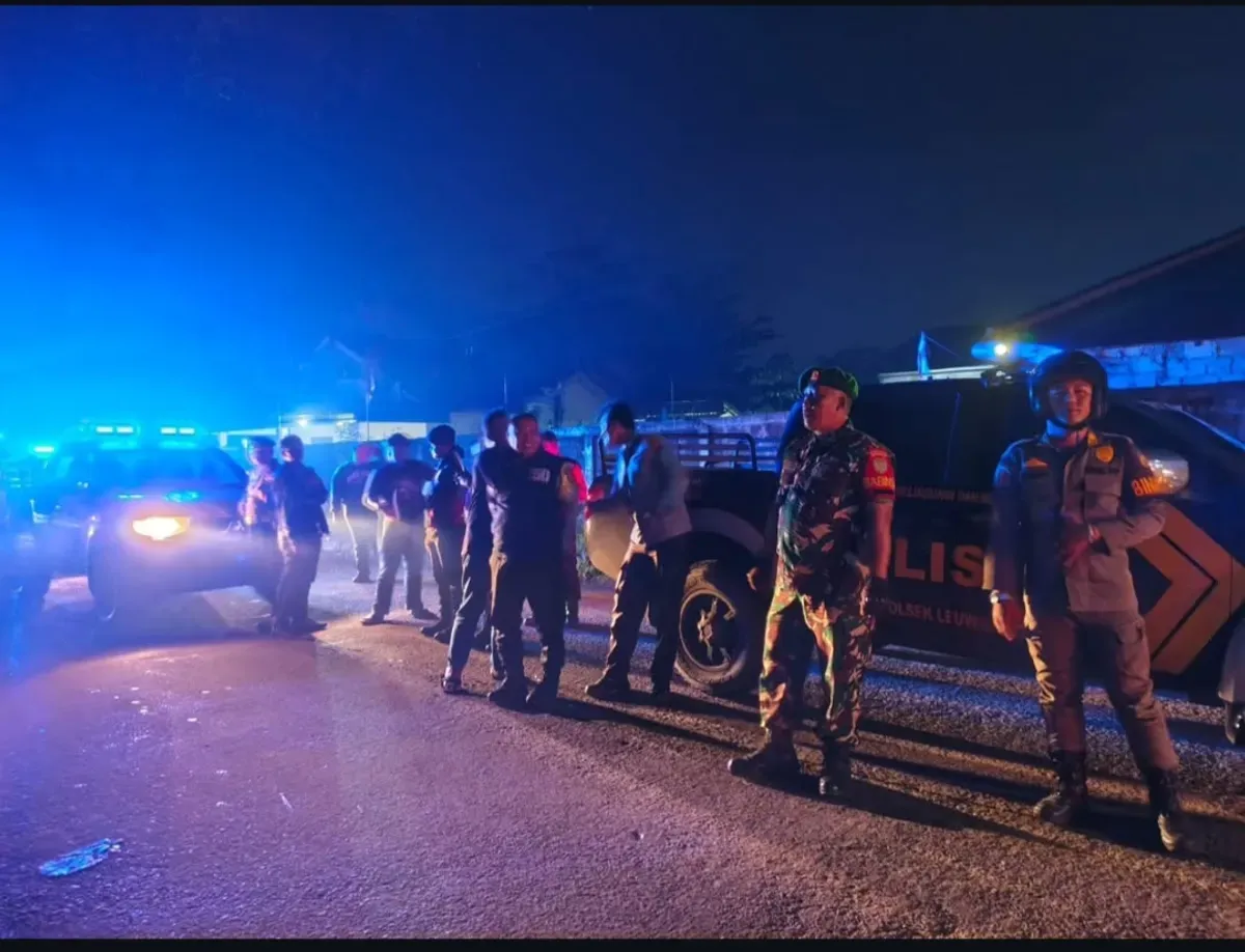 Polisi melakukan patroli disejumlah wilayah Kecamatan Cibungbulang, mengantisipasi tindak kriminal, salah satunya di Jalan Baru Galuga. (Sumber: Polres Bogor)