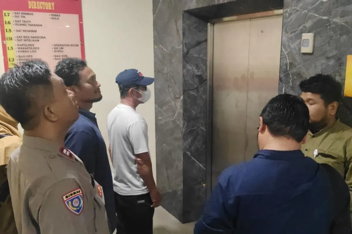 Guru terduga pelaku asusila kepada murid SMPN 13 Kota Bekasi digelandang KPAD ke Polres Metro Bekasi Kota, Selasa, 26 Agustus 2025. (Sumber: Dok. Istimewa)