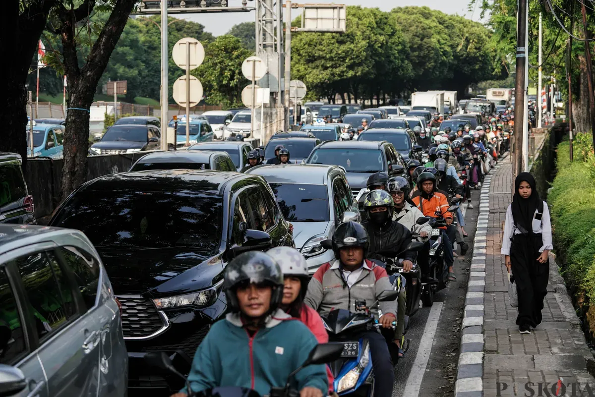 Sejumlah Kendaraan yang terjebak macet di Jalan RA Kartini dan Jalan TB Simatupang, Jakarta, Selasa, 26 Agustus 2025. (Sumber: Poskota/Bilal Nugraha Ginanjar)