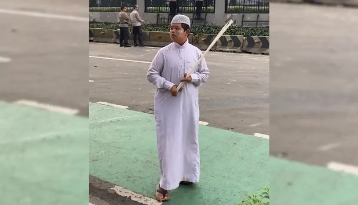 Profil lengkap Badru Kepiting, sosok viral yang menjadi sorotan dalam aksi unjuk rasa Bubarkan DPR 2025 di Senayan. Cek ciri khas, momen viral, dan akun medsosnya di sini. (Sumber: X/@dwioktariyadi)
