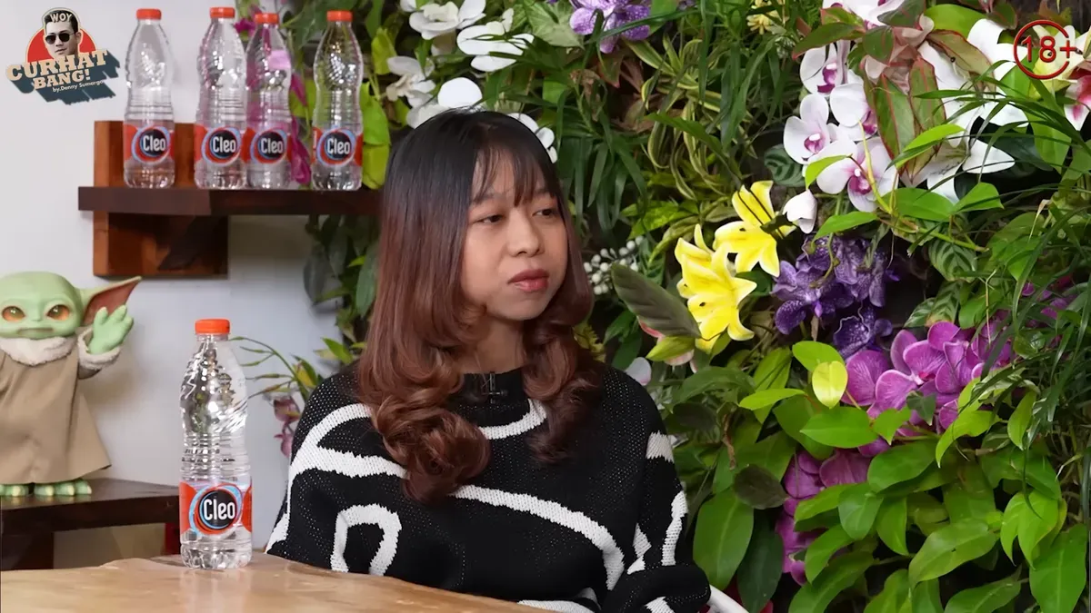 Sintya Cilla mendadak viral setelah muncul dalam kanal YouTube milik Denny Sumargo usai mengklaim mempunyai anak dari Giovanni Surya Saputra alias DJ Panda. (Sumber: YouTube/CURHAT BANG Denny Sumargo)