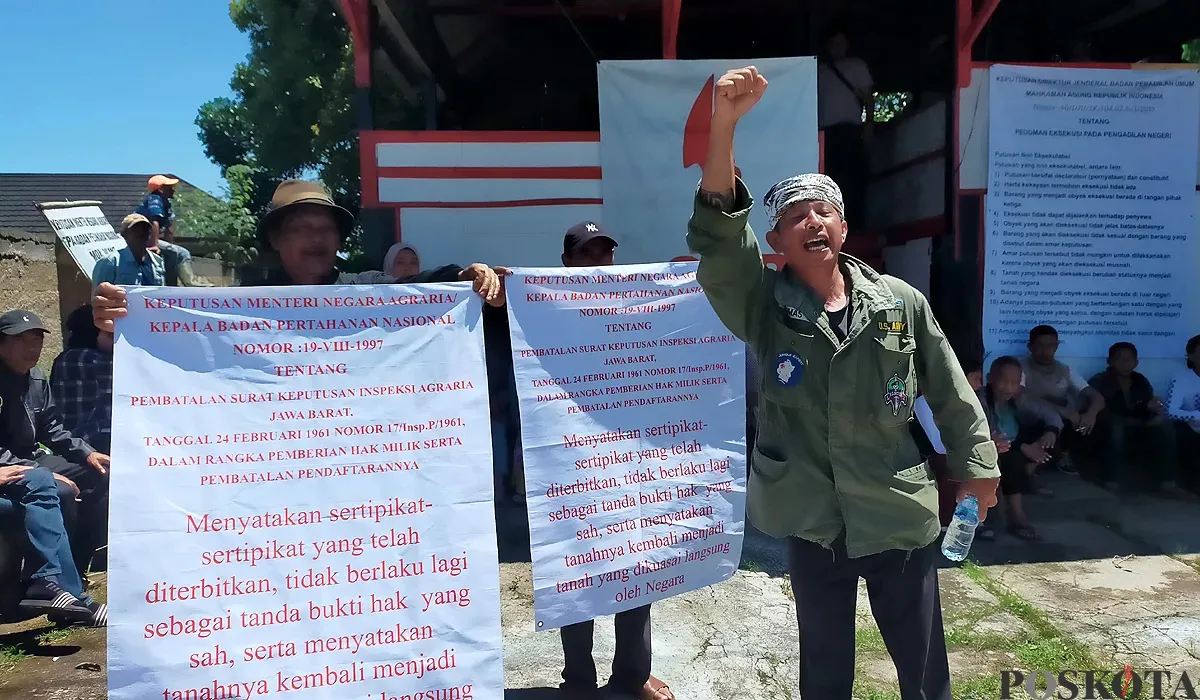 Warga dan Serikat Petani Pasundan melakukan aksi di Desa Pagerwangi, Kecamatan Lembang, Kabupaten Bandung Barat (KBB), Selasa 26 Agustus 2025. (Sumber: POSKOTA | Foto: Gatot Poedji Utomo)