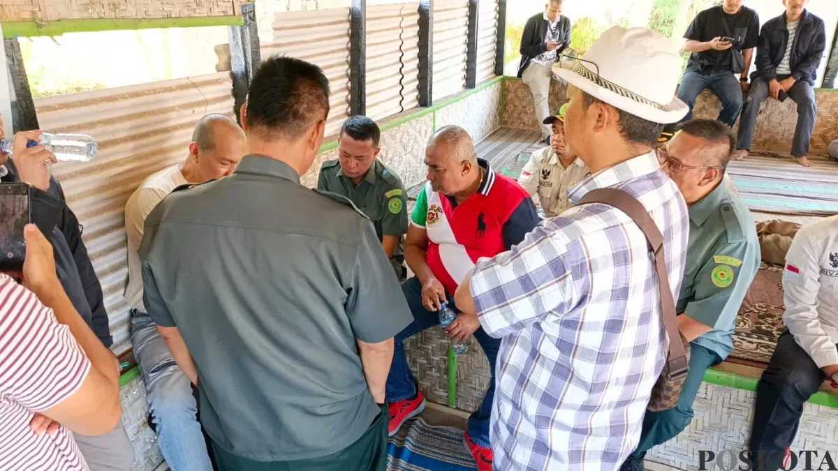 Warga menolak proses konstatering lahan yang dilakukan oleh tim juru sita dari PN Bale Bandung di kawasan Punclut, Desa Pagerwangi, Kecamatan Lembang, Kabupaten Bandung Barat, Selasa, 26 Agustus 2025. (Sumber: POSKOTA | Foto: Gatot Poedji Utomo)