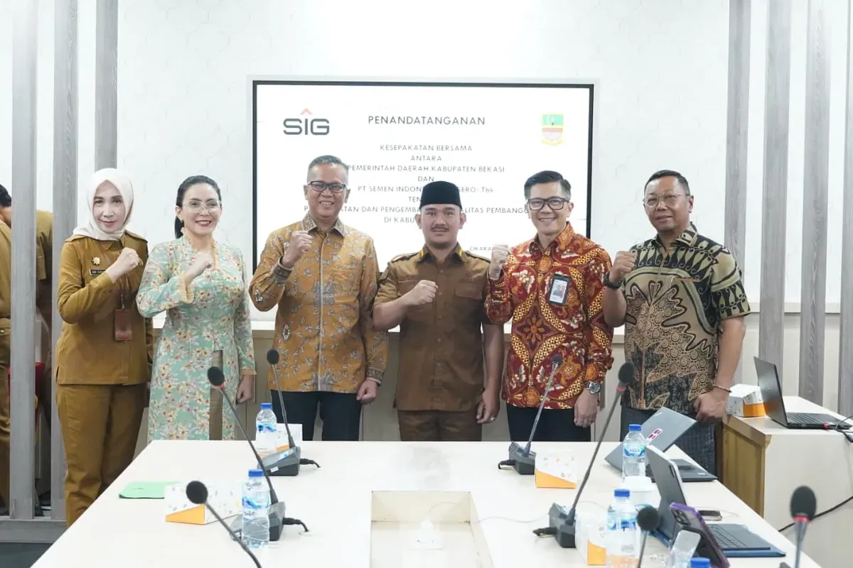 Bupati Bekasi Ade Kuswara Kunang menandatangani nota kesepahaman (MoU) dengan PT Semen Indonesia Tbk (SIG) yang berlangsung di Pemkab Bekasi (Sumber: Dok. Pemkab Bekasi)