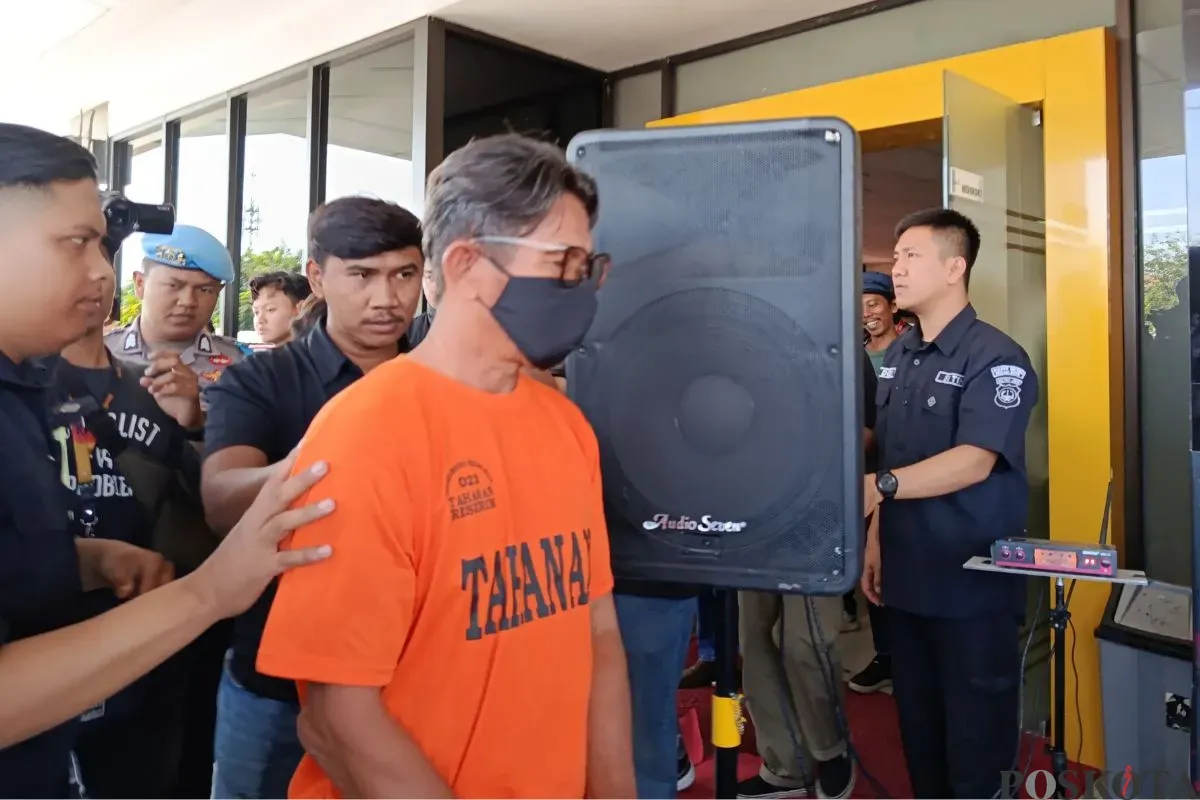 Guru SMPN 13 Kota Bekasi ditetapkan sebagai tersangka tindak asusila kepada murid sekolah saat jumpa pers di Mapolres Metro Bekasi, Rabu, 27 Agustus 2025. (Sumber: Poskota/Nurpini Aulia Rapika)