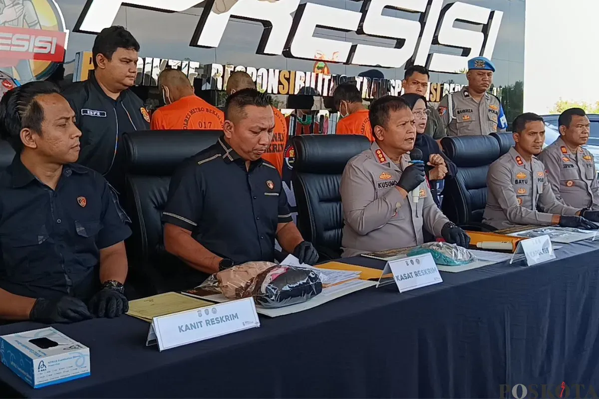 Polres Metro Bekasi Kota menampilkan dua begal sadis yang beraksi di Teluk Pucung, Bekasi Utara, Kota Bekasi, Rabu, 27 Agustus 2025. (Sumber: Poskota/Nurpini Aulia Rapika)