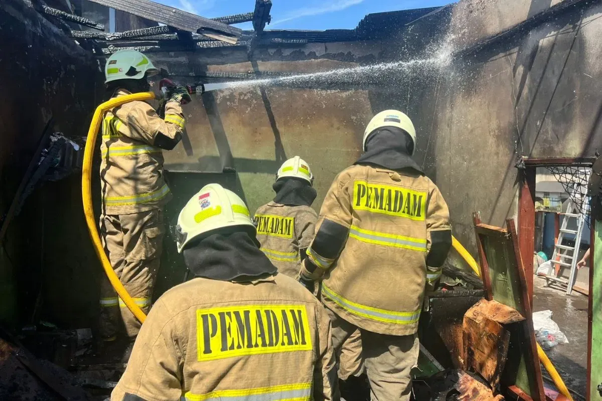 Petugas sedang memadamkan bengkel kopling di kawasan Kelurahan Rorotan, Kecamatan Cilincing, Jakarta Utara, terbakar, Rabu, 27 Agustus 2025. (Sumber: Dok. Damkar Jakut)