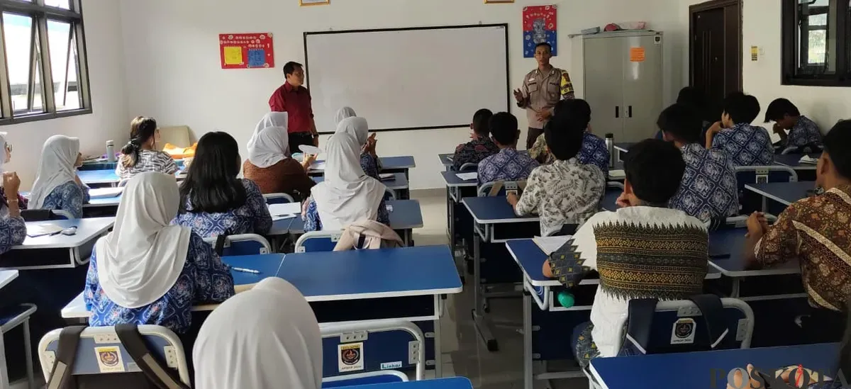 Jajaran Polsek Sukmajaya melakukan sosialisasi dan imbauan kepada pelajar SMK di Sukmajaya, untuk tidak ikut aksi demo di Jakarta pada Kamis, 28 Agustus 2025. (Sumber: POSKOTA | Foto: Angga Pahlevi)