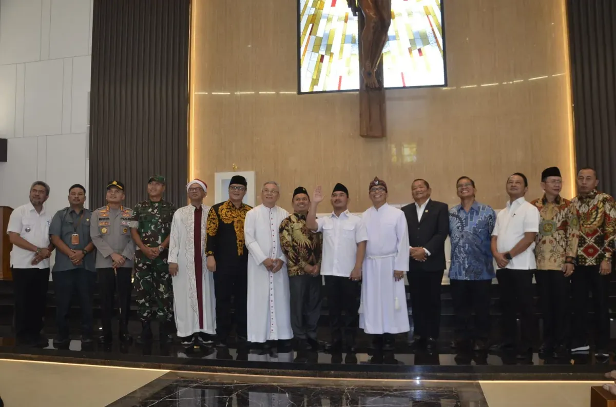 Bupati Bekasi, Ade Kuswara Kunang (ketujuh dari kanan), bersama tokoh lintas agama meresmikan Gereja Paroki Ibu Teresa di Desa Cibatu, Kecamatan Cikarang Selatan, Rabu, 27 Agustus 2025. (Sumber: Istimewa)