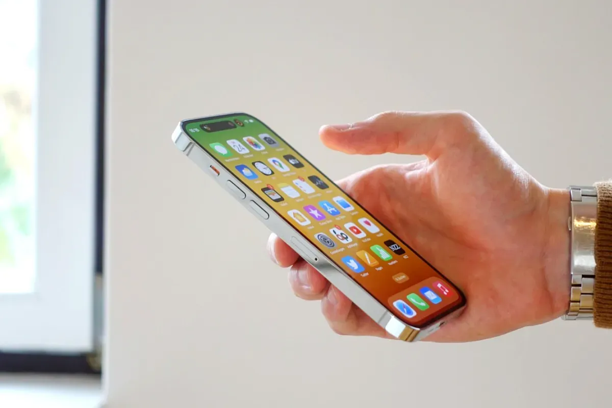 Ilustrasi merawat smartphone iPhone. (Sumber: Pixabay/lukgehr)
