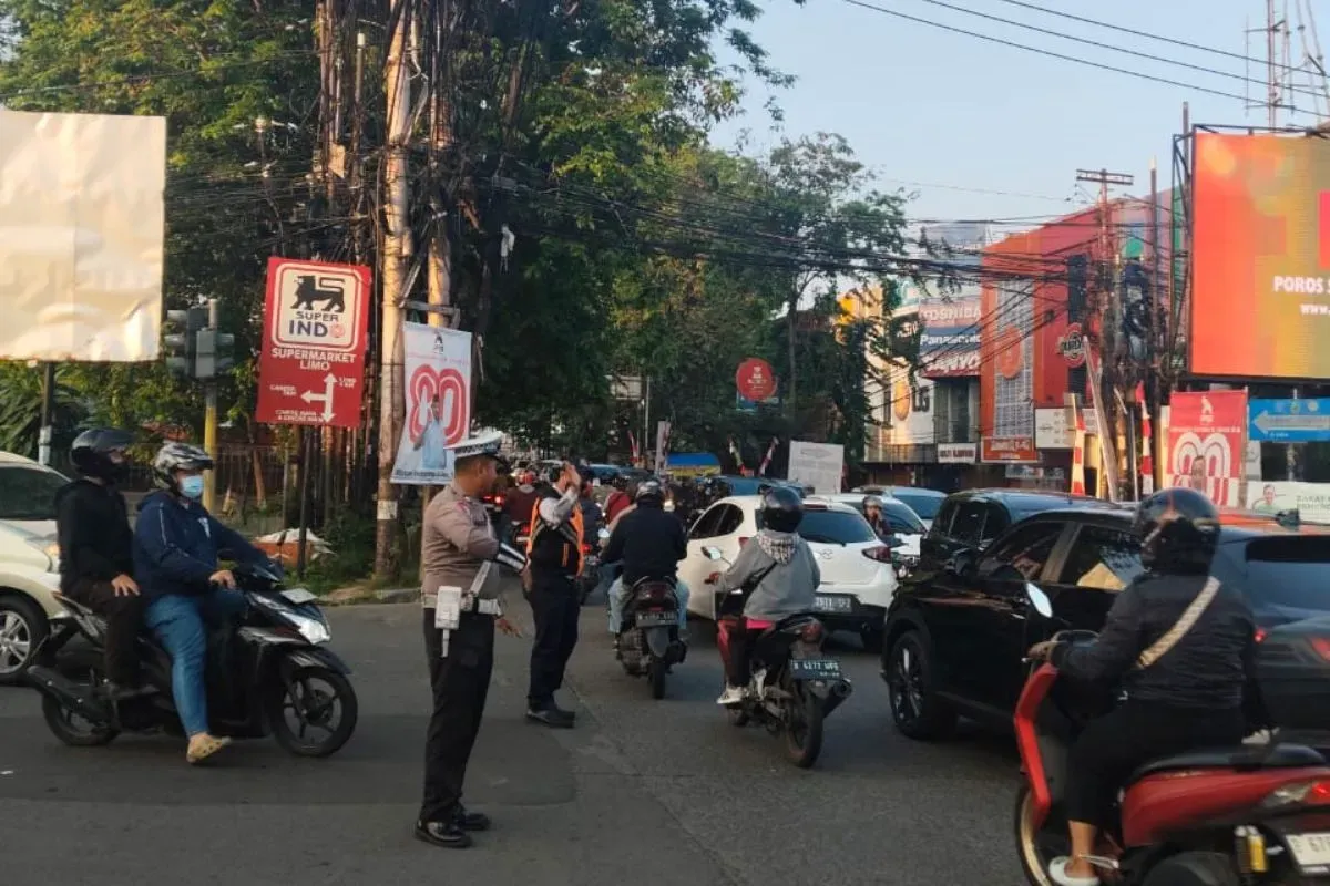 Polisi sedang mengatur lalu lintas di simpang perempatan Jalan Raya Cinere, Kota Depok, Rabu, 27 Agustus 2025. (Sumber: Dok. Polres Metro Depok)