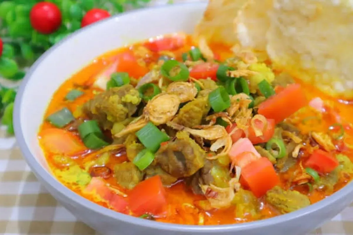 Makanan khas Betawi, Soto Tangkar. (Sumber: YouTube/Uli's Kitchen)