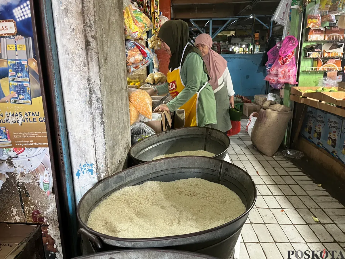 Pedagang beras melayani pembeli di Pasar Slipi, Jakarta Barat, Rabu, 27 Agustus 2025. Pedagang menyebut kenaikan harga beras belum terasa signifikan dan baru akan terasa jika tembus Rp1.000 per kilogram. (Sumber: Poskota/Pandi Ramedhan)