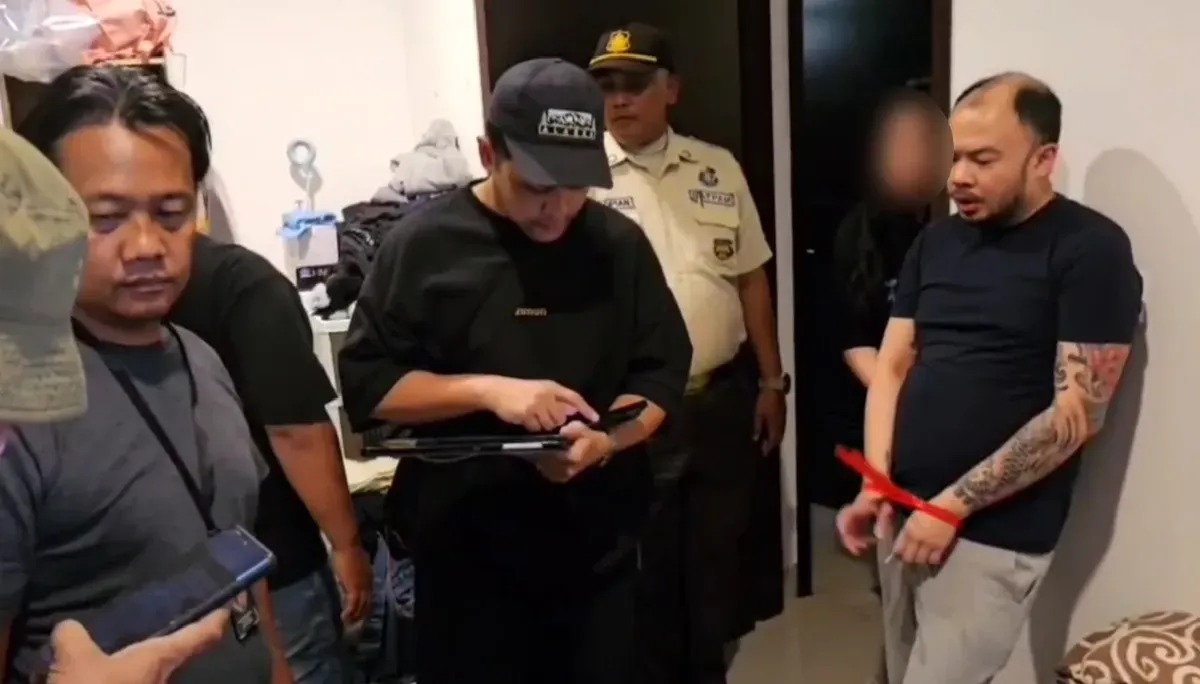 Polda Metro Jaya menangkap tersangka berinisial RS (kanan) terkait kasus penculikan dan pembunuhan terhadap Kacab BRI Cempaka Putih, Mohamad Ilham Pradipta. (Sumber: Dok Polda Metro Jaya)