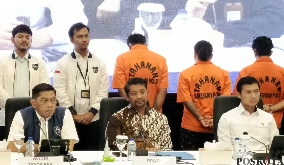 Deputi Bidang Analisis dan Pemeriksaan PPATK, Danang Tri Hartono (tengah/baju batik) saat konferensi pers di Bareskrim Polri, Jakarta Selatan, Rabu, 27 Agustus 2025. (Sumber: POSKOTA | Foto: Ali Mansur)