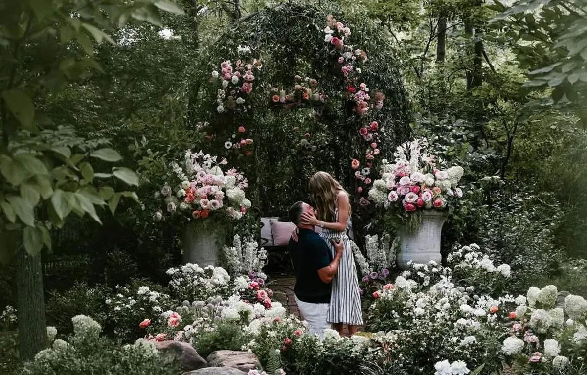 Pasangan Taylor Swift dan Travis Kelce resmi tunangan setelah dua tahun pacaran (Sumber: Instagram/@taylorswift)