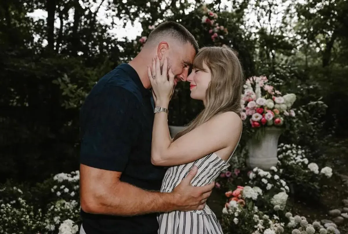 Taylor Swift dan Travis Kelce resmi bertunangan setelah dua tahun pacaran. (Sumber: Instagram/@taylorswift)