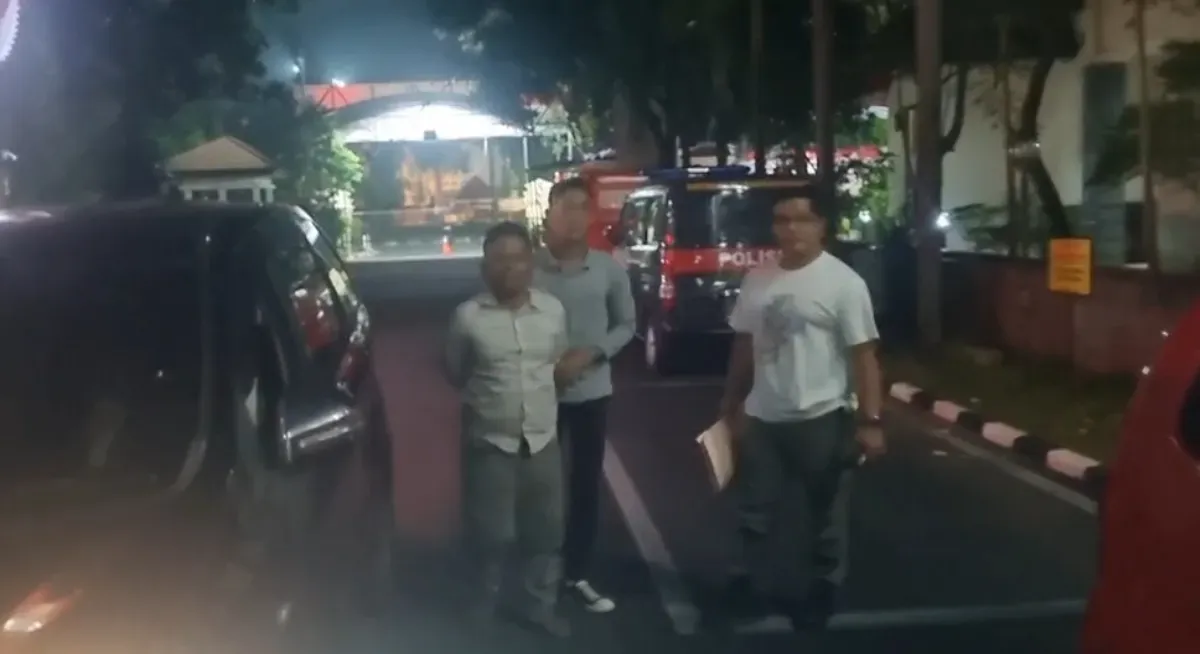 Tersangka kasus pencabulan anak, Darwin Pardede, saat digelandang petugas dari Polres Metro Bekasi setelah ditangkap di kawasan Cakung, Jakarta Timur, Rabu dini hari, 27 Agustus 2025. (Sumber: Istimewa)