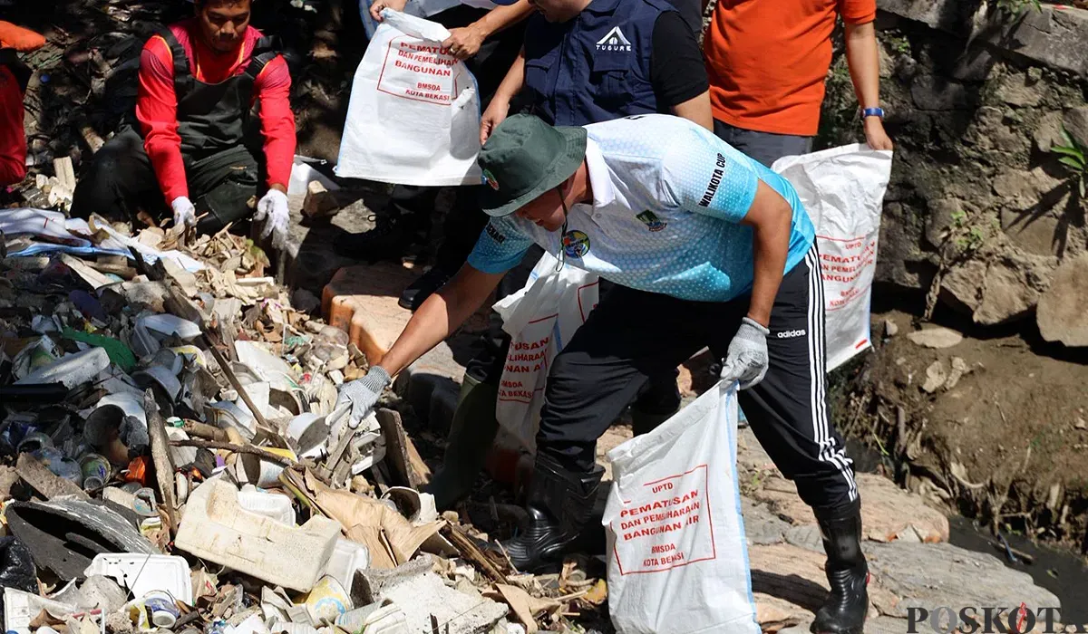 Wali Kota Bekasi, Tri Adhianto, bersama komunitas Pandawara Grup dan warga bersih-bersih sampah di Kali Kapuk, Medan Satria, Bekasi, Rabu, 27 Agustus 2025. (Sumber: Humas Pemkot Bekasi)