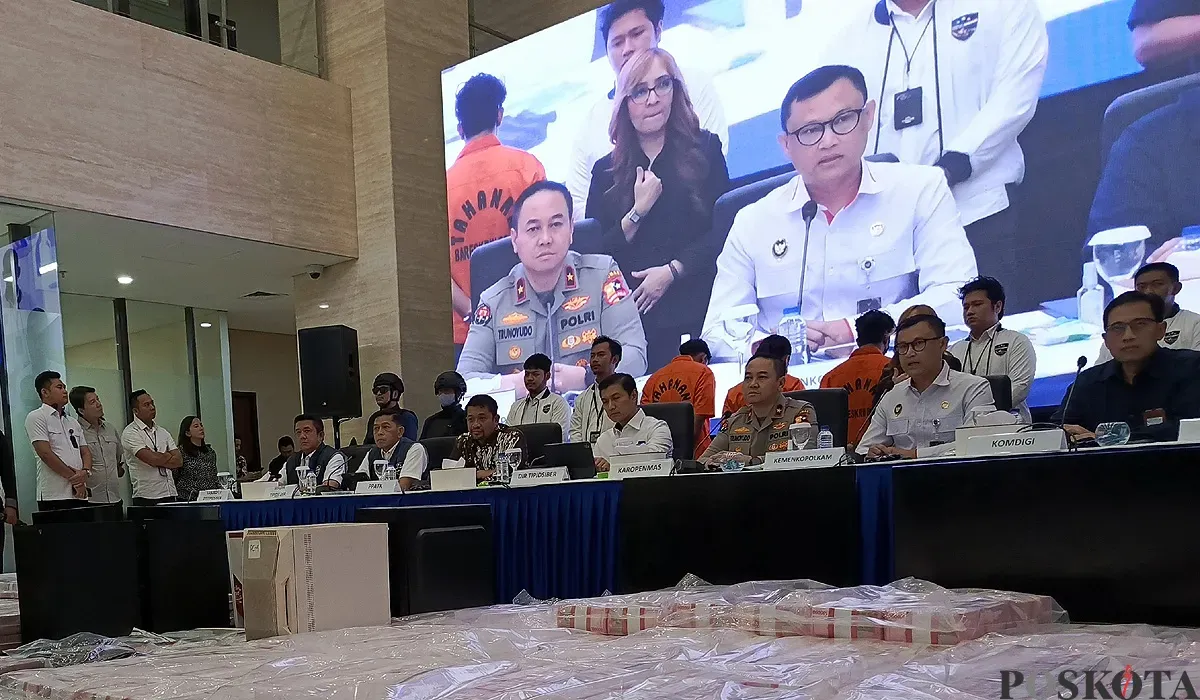 Direktorat Tindak Pidana Siber Bareskrim Polri menggelar konferensi pers pengungkapan sindikat judol jaringan nasional dan internasional di Mabes Polri, Jakarta Selatan, Rabu, 27 Agustus 2025. (Sumber: POSKOTA | Foto: Ali Mansur)