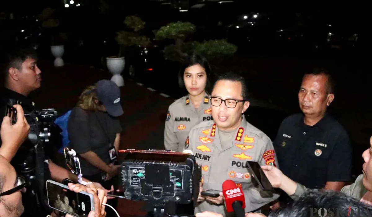 Kabid Humas Polda Metro Jaya, Kombes Ade Ary Syam Indradi, saat ditemui awak media di Komplek Gedung DPR, Senayan, Jakarta Pusat, Kamis, 28 Agustus 2025. (Sumber: POSKOTA | Foto: Ali Mansur)