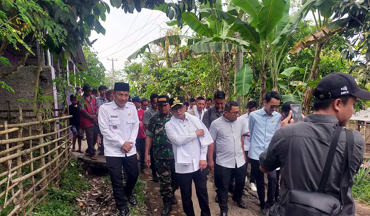 Gubernur Banten, Andra Soni saat meninjau jalan rusak di Kabupaten Lebak, Kamis, 28 Agustus 2025. (Sumber: Dok Tim Gubernur Banten)