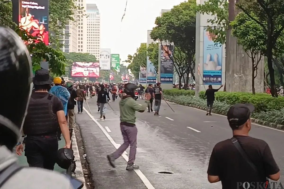 Bentrokan massa aksi yang didominasi para mahasiswa merembet ke Jalan Asia Afrika, Jakarta Pusat, Kamis, 28 Agustus 2025. (Sumber: Poskota/Ali Mansur)