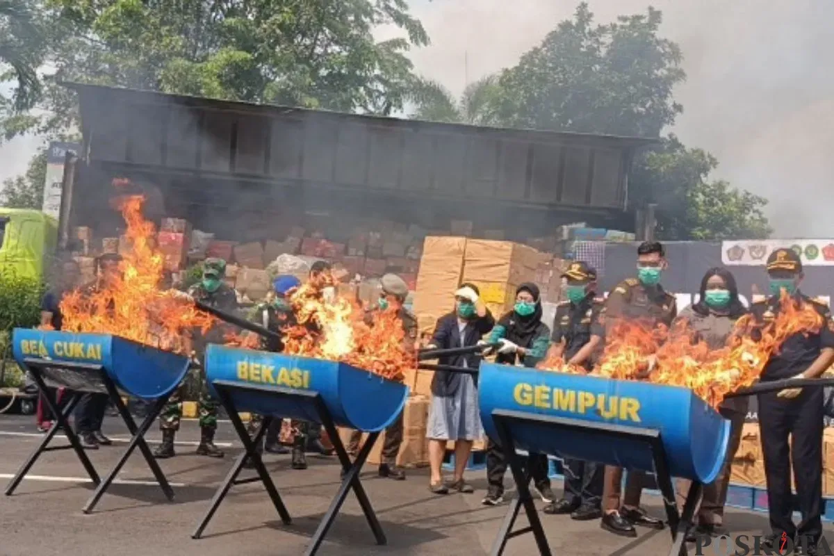 Jutaan batang rokok, miras, dan barang ilegal lainnya senilai Rp7,8 miliar dimusnahkan di Kantor Bea Cukai Bekasi, Kawasan MM2100, Cibitung, Kabupaten Bekasi, Kamis, 28 Agustus 2025. (Sumber: Poskota/Nurpini Aulia Rapika)