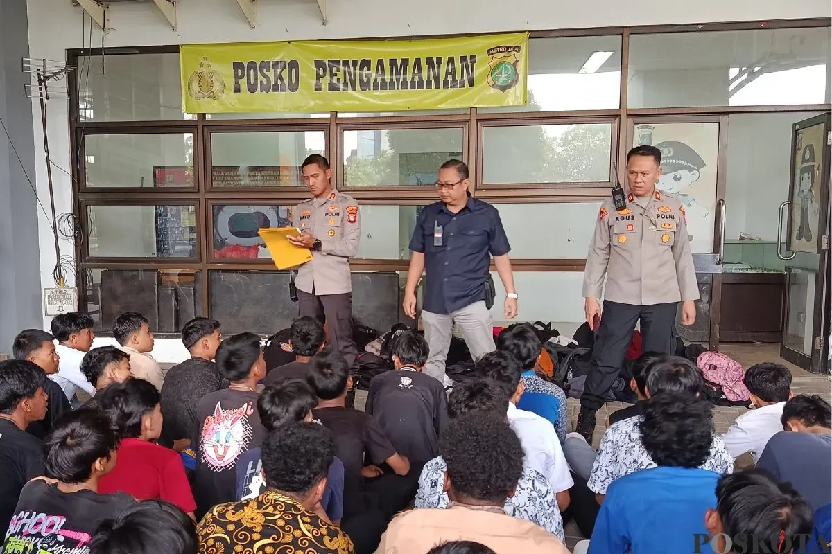 Petugas Polres Metro Bekasi Kota mengamankan pelajar diduga hendak demo di Jakarta, Kamis, 28 Agustus 2025. (Sumber: Poskota/Nurpini Aulia Rapika)