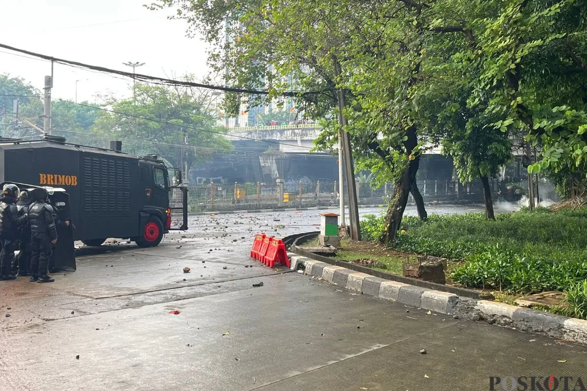 Kericuhan antara demonstran dan polisi di kawasan Pejompongan, Tanah Abang, Jakarta Pusat, Kamis, 28 Agustus 2025. (Sumber: Poskota/Pandi Ramedhan)