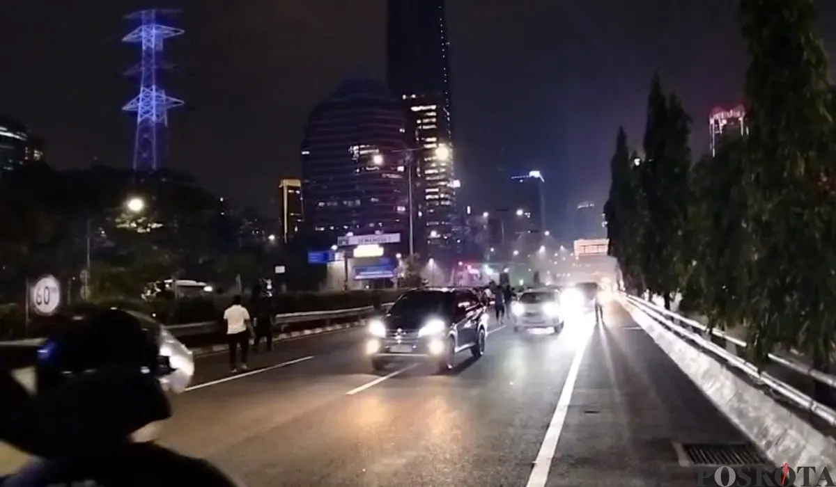 Suasana saat bentrokan massa pendemo dengan aparat kepolisian terjadi di Tol Dalam Kota dekat kawasan Semanggi, Jakarta, pada Kamis malam, 28 Agustus 2025. (Sumber: POSKOTA | Foto: Ali Mansur)