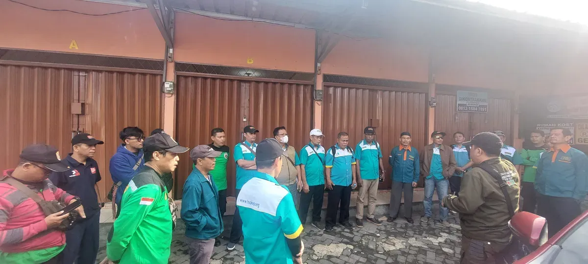 Massa buru yang berkumpul telah bersiap dari Jalan Raya Bogor, berangkat ke Jakarta. (Sumber: Polsek Cimangis)