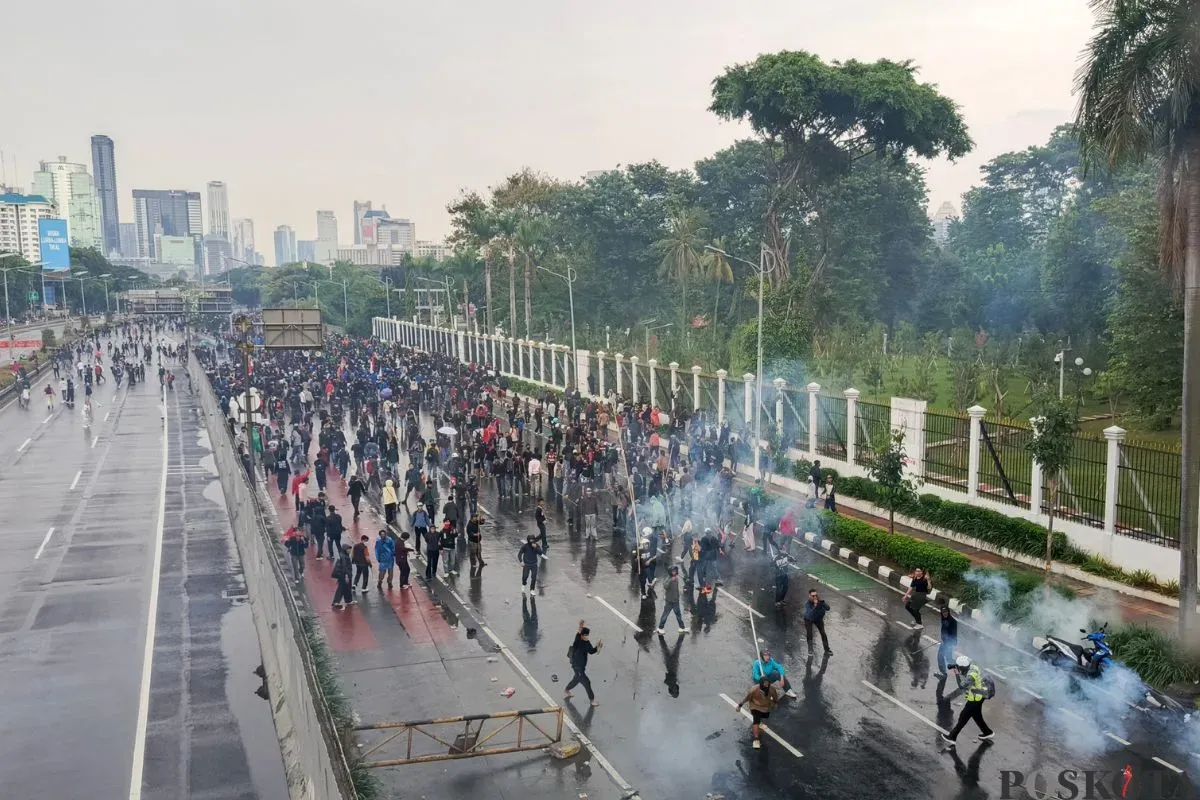Kericuhan antara mahasiswa dan petugas keamanan dalam demonstrasi di depan Gedung DPR RI, Senayan, Jakarta Pusat, Kamis, 28 Agustus 2025. (Sumber: Poskota/Ali Mansur)