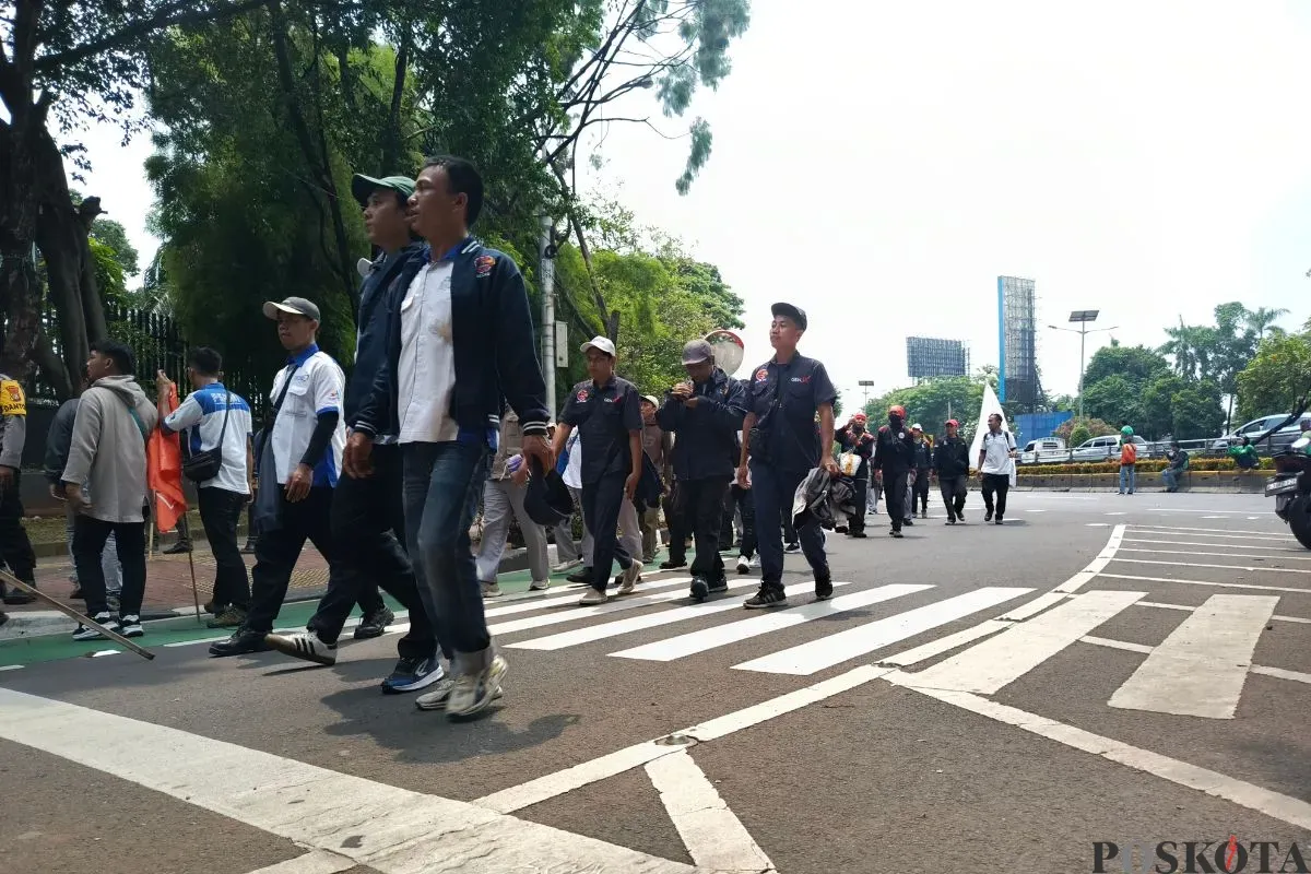 Ribuan massa aksi demo membubarkan diri dari depan Gedung DPR RI, Senayan, Jakarta Pusat, Kamis, 28 Agustus 2025. (Sumber: Poskota/Ali Mansur)
