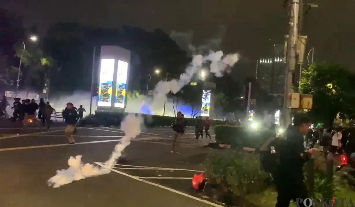 Bentrokan antara massa aksi unjuk rasa dengan aparat kepolisian di sekitar pintu 1 Stadion Utama Gelora Bung Karno, Jakarta Pusat, Kamis malam, 28 Agustus 2025. (Sumber: POSKOTA | Foto: Ali Mansur)