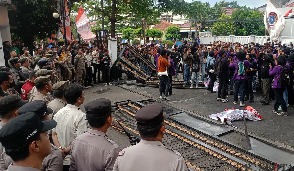 Pagar Gedung DPRD Kota Bogor roboh akibat dibuka paksa oleh mahasiswa dalam aksi tolak tunjangan DPR RI, Kamis 28 Agustus 2025. (Sumber: POSKOTA | Foto: Giffar Rivana)