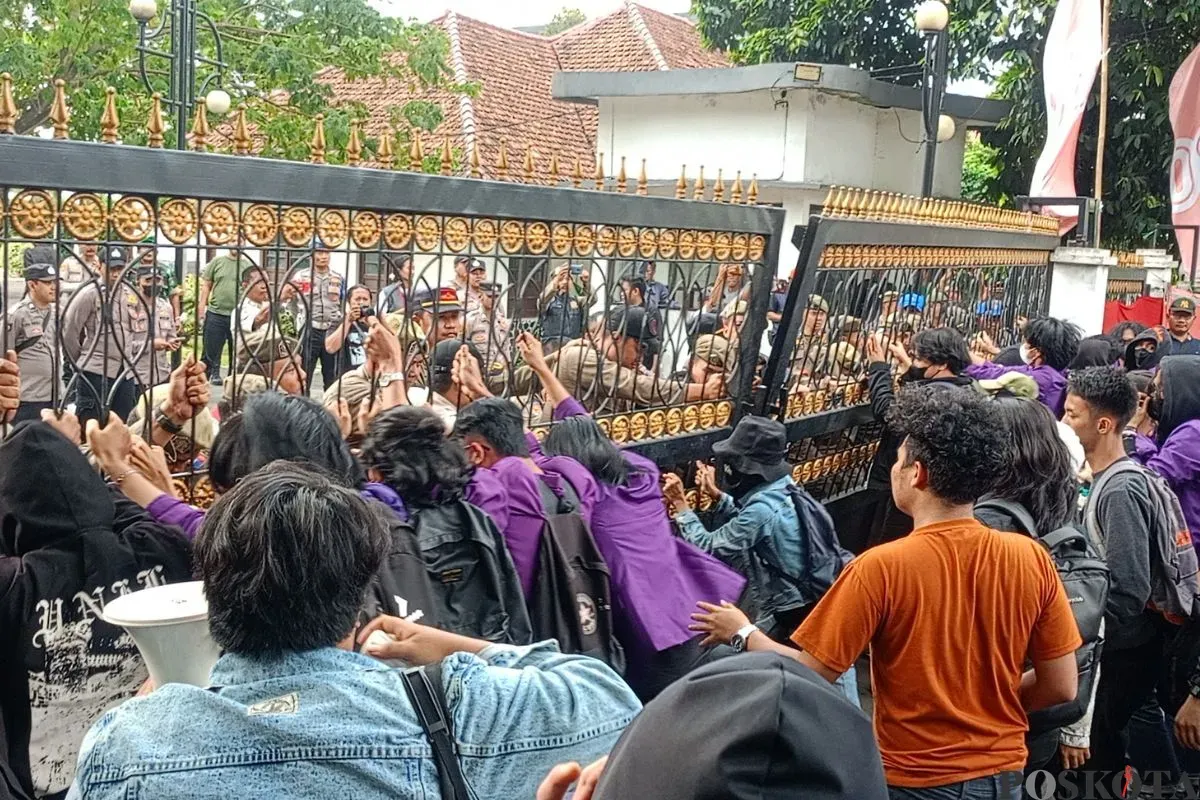 Mahasiswa mendorong pintu untuk memaksa masuk Gedung DPRD Kota Bogor saat demonstrasi, Kamis, 28 Agustus 2025. (Sumber: Poskota/Giffar Rivana)