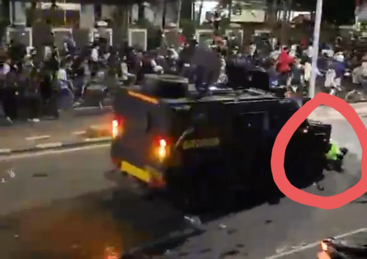 Tangkap layar saat rantis Brimob menabrak seorang pria berjaket ojol di kawasan Pejompongan, Tanah Abang, Jakarta Pusat, Kamis, 28 Agustus 2025. (Sumber: Istimewa)
