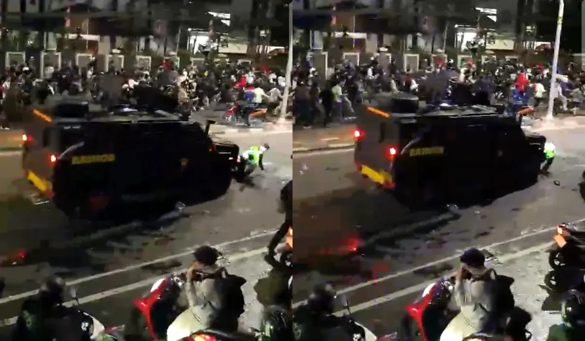 Tangkap layar driver ojol dilindas kendaraan taktis (rantis) yang digunakan untuk membubarkan massa aksi unjuk rasa.