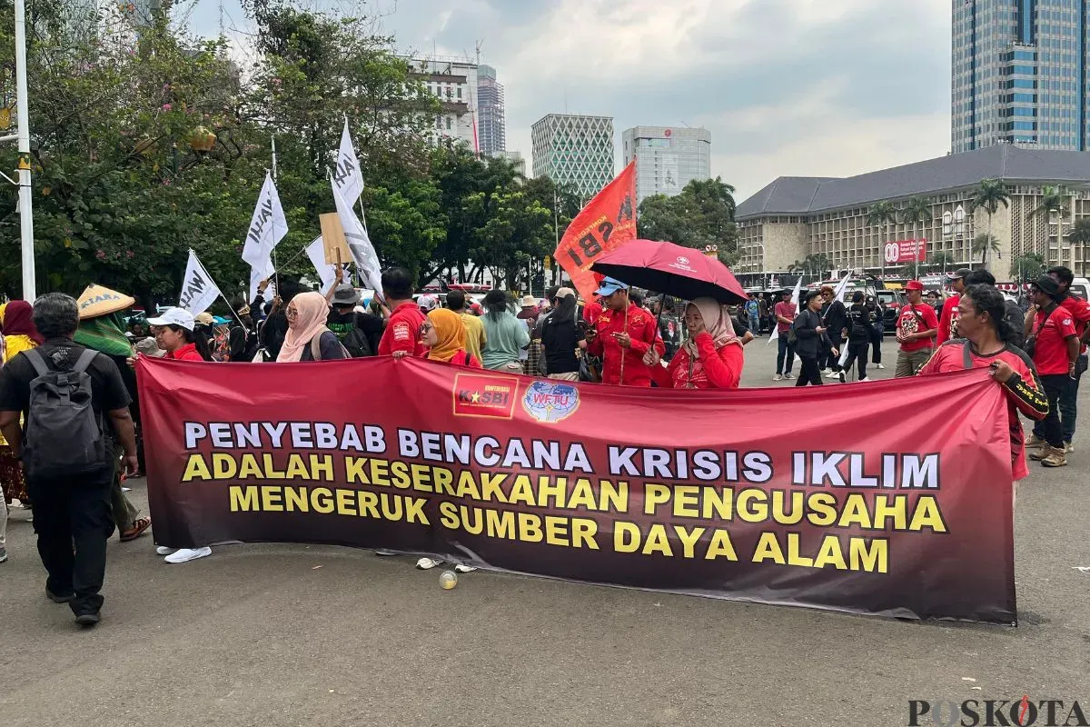 Masa menggelar aksi demonstrasi di Kawasan Monas, Gambir, Jakarta Pusat, Kamis, 28 Agustus 2025. (Sumber: Poskota/Muhammad Tegar Jihad)