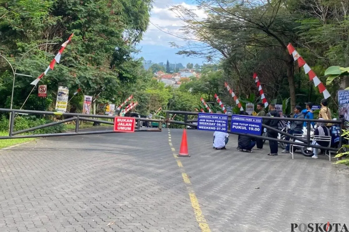 Gerbang masuk Lembang Park Zoo, Kelurahan Sukajaya, Kecamatan Lembang, Kabupaten Bandung Barat, ditutup petugas, Kamis, 28 Agustus 2025. (Sumber: Poskota/Gatot Poedji Utomo)