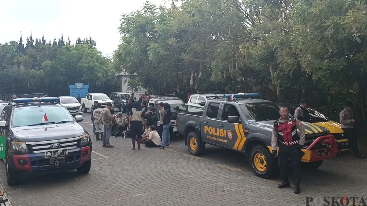 Petugas gabungan siaga di Lembang Park Zoo, Jalan Raya Lembang, Kamis, 28 Agustus 2025. (Sumber: POSKOTA | Foto: Gatot Poedji Utomo)