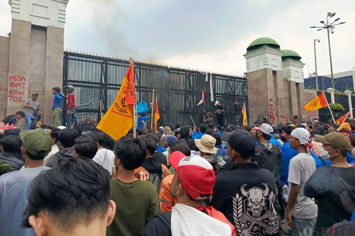 Ribuan mahasiswa dari berbagai kampus berdatangan ke depan Gedung DPR RI, Senayan, Jakarta Pusat, Kamis, 28 Agustus 2025. (Sumber: Poskota/Ali Mansur)