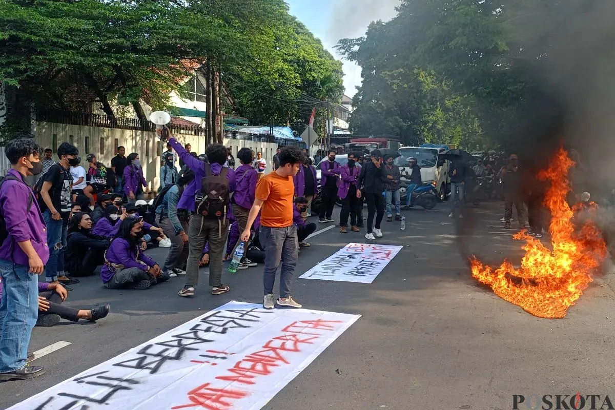 Mahasiswa memblokade jalan Pemuda Kota Bogor saat demo di depan Gedung DPRD Kota Bogor, Kamis, 28 Agustus 2025. (Sumber: Poskota/Giffar Rivana)